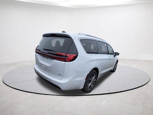Bright White Clearcoat 2026 Chrysler Pacifica Pinnacle