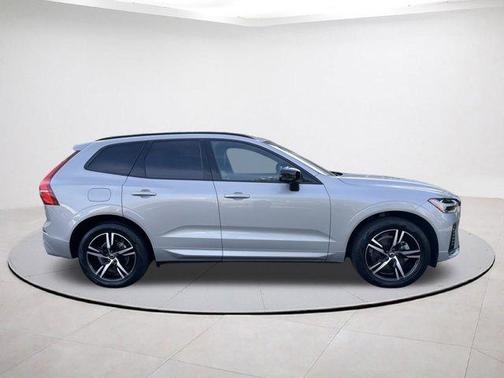 2022 Volvo XC60 B5 R-Design