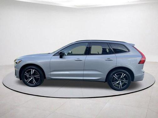 2022 Volvo XC60 B5 R-Design