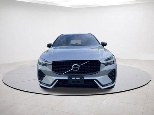 2022 Volvo XC60 B5 R-Design