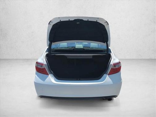 Super White 2017 Toyota Camry SE