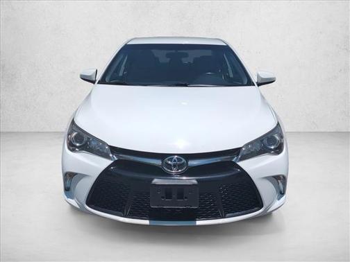 Super White 2017 Toyota Camry SE