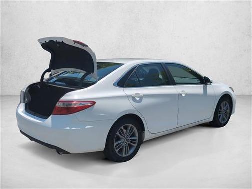 Super White 2017 Toyota Camry SE