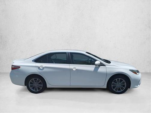 Super White 2017 Toyota Camry SE