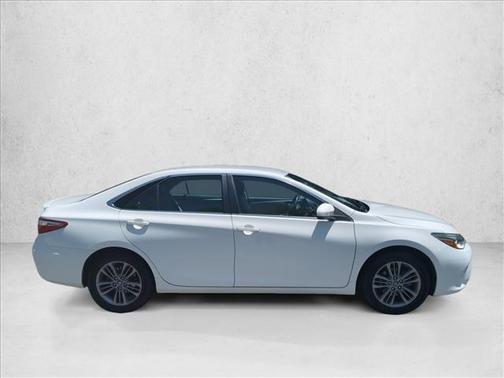 Super White 2017 Toyota Camry SE
