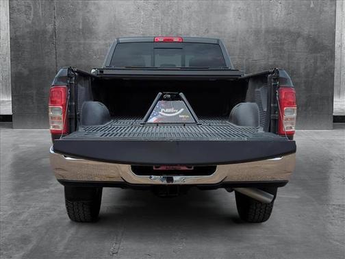 2022 RAM 2500 Tradesman Crew Cab 4x4 8' Box