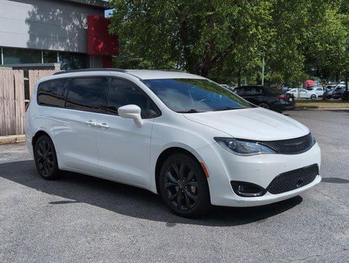 Bright White Clearcoat 2019 Chrysler Pacifica Touring-L Plus
