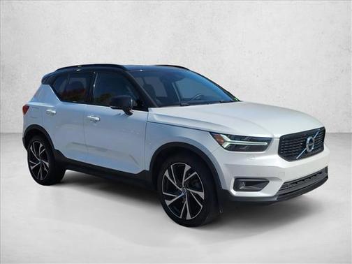 2022 Volvo XC40 T5 R-Design
