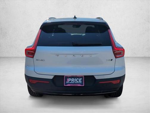 2022 Volvo XC40 T5 R-Design