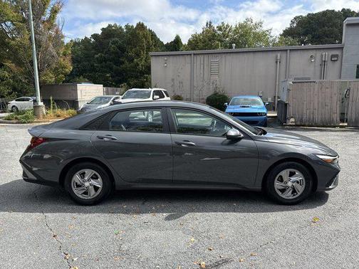 2024 Hyundai ELANTRA SE