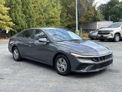 2024 Hyundai ELANTRA SE