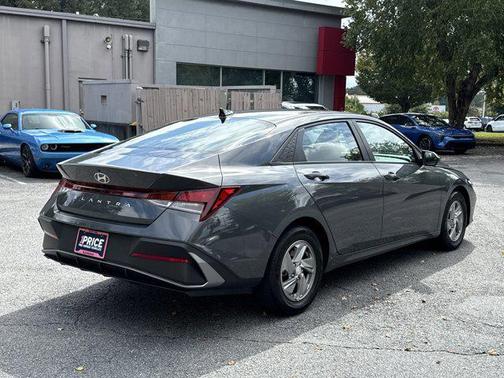 2024 Hyundai ELANTRA SE