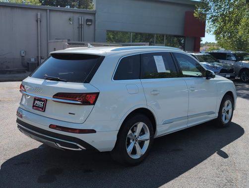 Glacier White Metallic 2024 Audi Q7 45 Premium