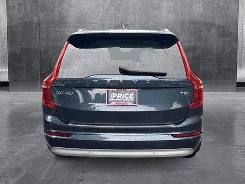 2022 Volvo XC90 T5 Momentum