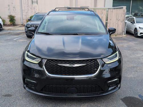 Brilliant Black Crystal Pearlcoat 2022 Chrysler Pacifica Touring L