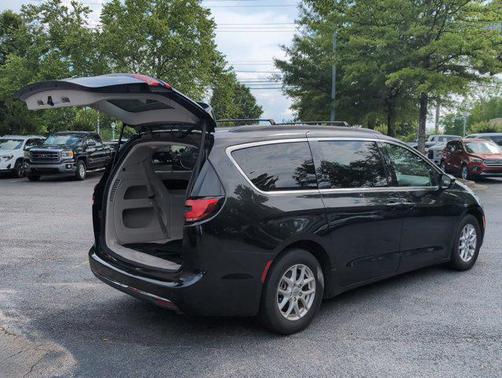 Brilliant Black Crystal Pearlcoat 2022 Chrysler Pacifica Touring L