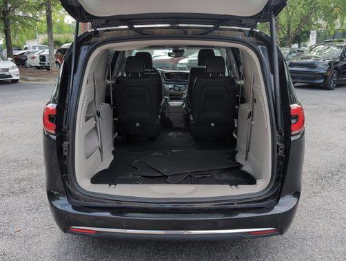 Brilliant Black Crystal Pearlcoat 2022 Chrysler Pacifica Touring L