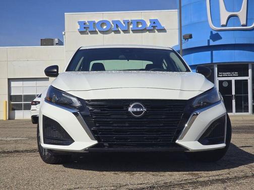 Glacier White 2025 Nissan Altima SV