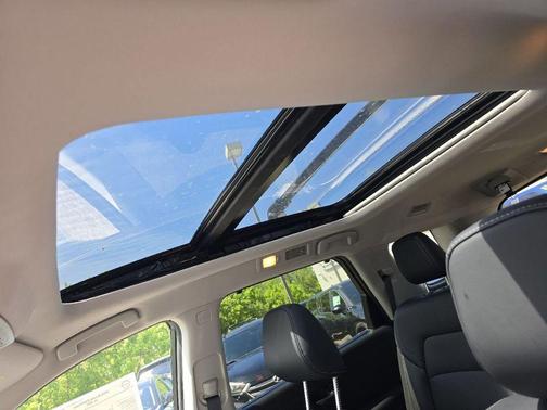 Everest White P 2026 Nissan Pathfinder SL