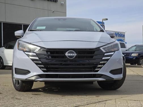 Gray Sky Pearl 2025 Nissan Versa 1.6 SV