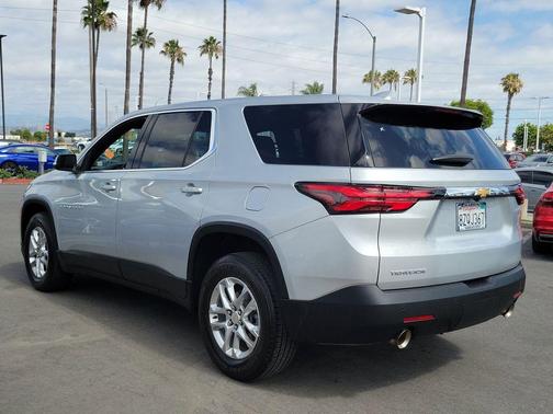 Silver Ice Metallic 2022 Chevrolet Traverse LS