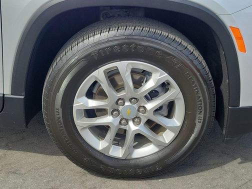 Silver Ice Metallic 2022 Chevrolet Traverse LS