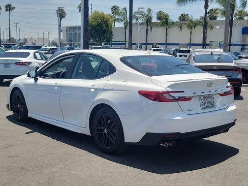 Ice 2025 Toyota Camry SE