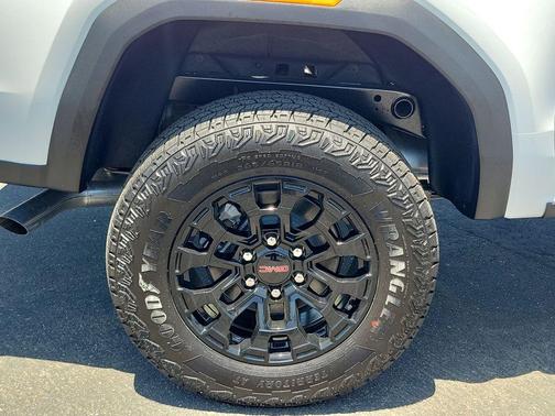 Summit White 2026 GMC Canyon Elevation