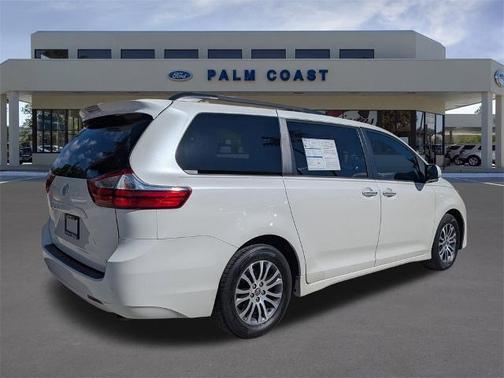 2018 Toyota Sienna XLE