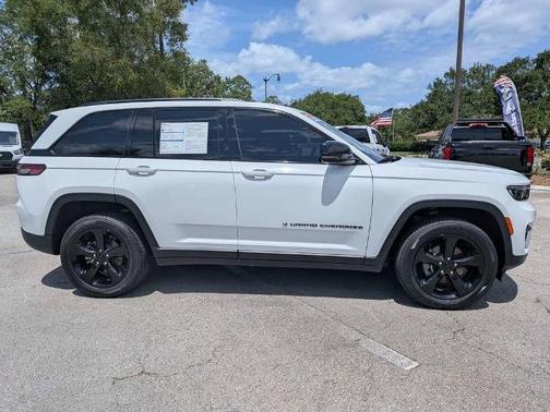 Bright White Clearcoat 2023 Jeep Grand Cherokee LAREDO