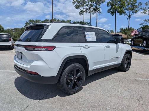 Bright White Clearcoat 2023 Jeep Grand Cherokee LAREDO