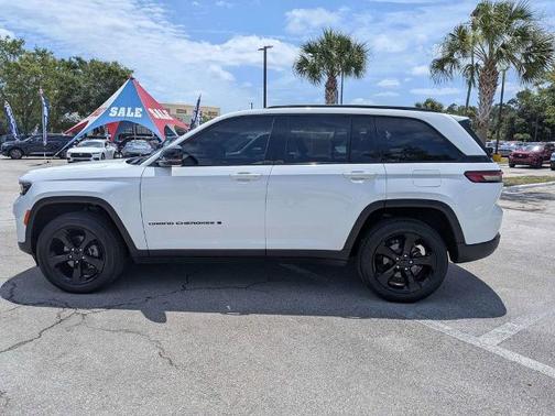 Bright White Clearcoat 2023 Jeep Grand Cherokee LAREDO