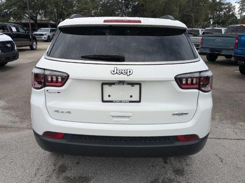 Bright White Clearcoat 2025 Jeep Compass LATITUDE