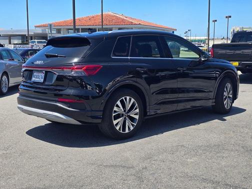 Mythos Black Metallic 2023 Audi Q4 e-tron 40 Premium