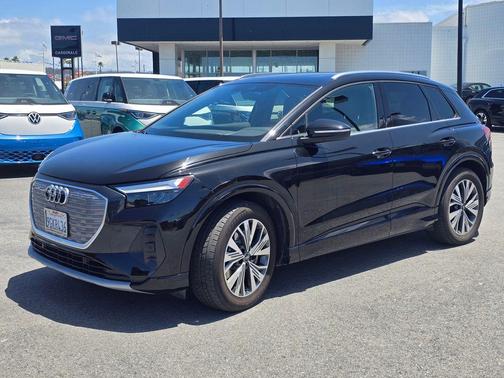 Mythos Black Metallic 2023 Audi Q4 e-tron 40 Premium