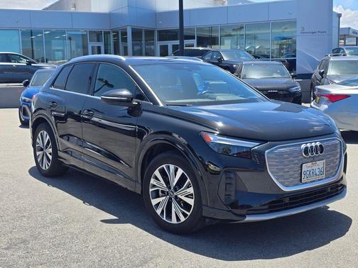 Mythos Black Metallic 2023 Audi Q4 e-tron 40 Premium