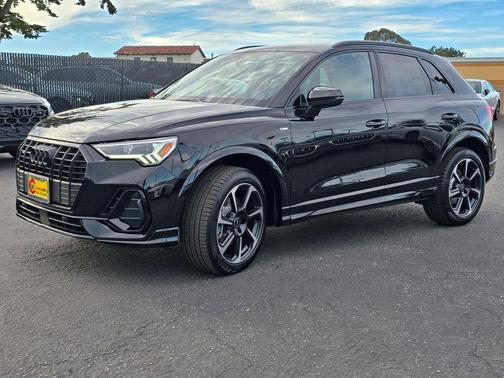 Mythos Black Metallic 2025 Audi Q3 45 S line Premium