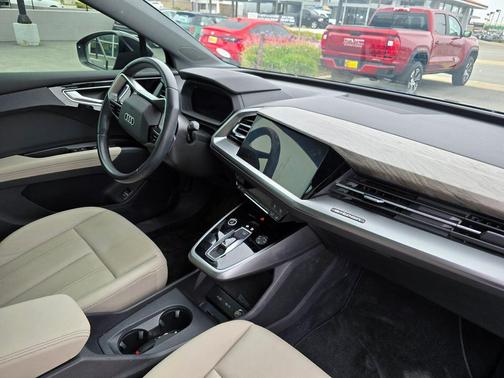 Mythos Black Metallic 2023 Audi Q4 e-tron 50 Premium Plus