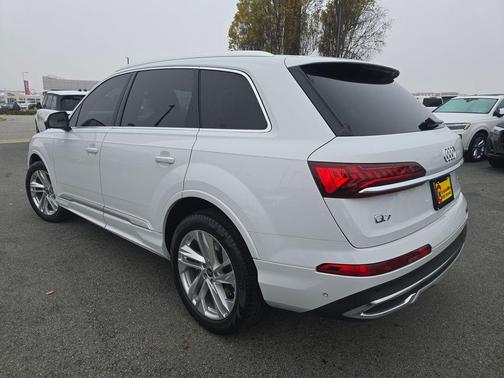 2023 Audi Q7 45 Premium Plus