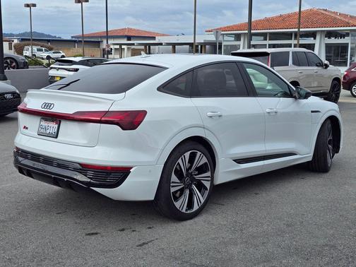 Glacier White Metallic 2024 Audi Q8 e-tron S line Premium