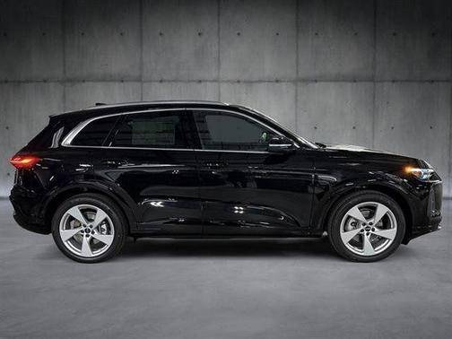 Mythos Black Metallic 2025 Audi Q5 2.0T quattro Premium