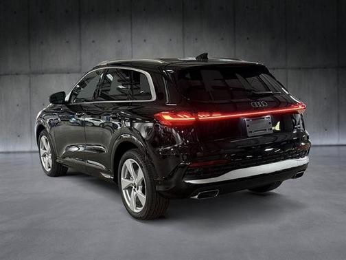 Mythos Black Metallic 2025 Audi Q5 2.0T quattro Premium