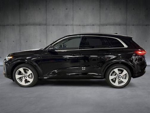 Mythos Black Metallic 2025 Audi Q5 2.0T quattro Premium
