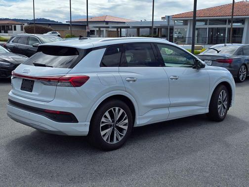 Glacier White Metallic 2023 Audi Q4 e-tron 40 Premium Plus