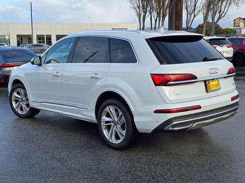 2023 Audi Q7 55 Premium