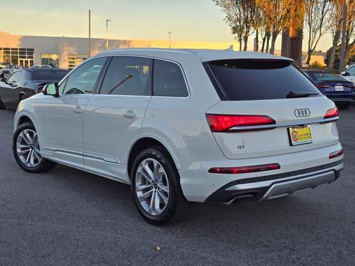 2025 Audi Q7 55 Premium Plus