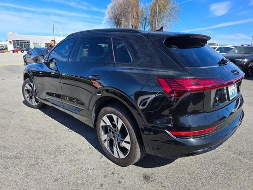 Mythos Black Metallic 2023 Audi e-tron Premium