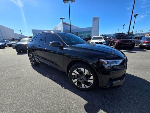 Mythos Black Metallic 2023 Audi e-tron Premium