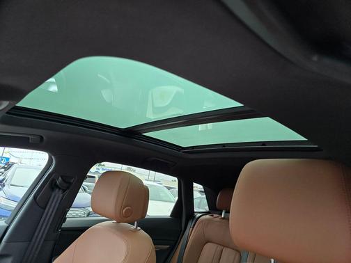 Mythos Black Metallic 2023 Audi e-tron Premium Plus