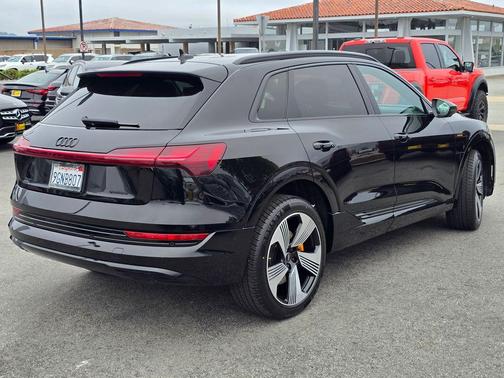 Mythos Black Metallic 2023 Audi e-tron Premium Plus
